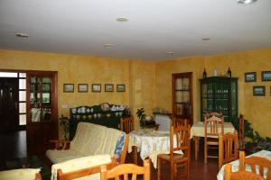 sala de estar con sillas de madera y mesa. en El Aposento De Babia, en Quintanilla de Babia