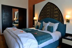 A bed or beds in a room at El Minzah Hotel