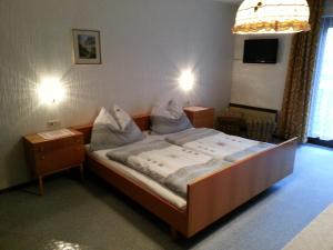 een slaapkamer met een groot bed in een kamer bij Haus Chorinskyklause in Bad Goisern