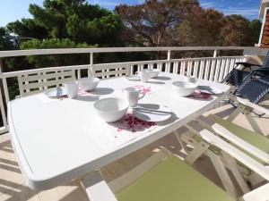 Ein Balkon oder eine Terrasse in der Unterkunft Urcatusa Llevant - Apartamento 6 pax con piscina g27034