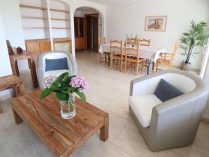 Ein Sitzbereich in der Unterkunft Urcatusa Llevant - Apartamento 6 pax con piscina g27034