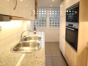 Küche/Küchenzeile in der Unterkunft Urcatusa Llevant - Apartamento 6 pax con piscina g27034