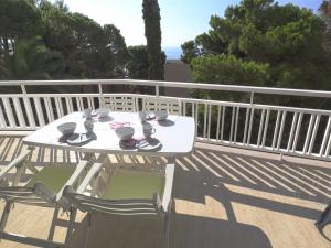 Ein Balkon oder eine Terrasse in der Unterkunft Urcatusa Llevant - Apartamento 6 pax con piscina g27034