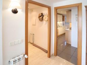 Küche/Küchenzeile in der Unterkunft Urcatusa Llevant - Apartamento 6 pax con piscina g27034