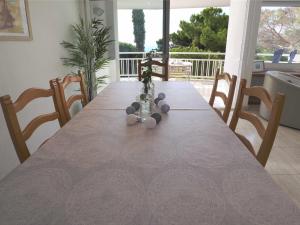 Ein Balkon oder eine Terrasse in der Unterkunft Urcatusa Llevant - Apartamento 6 pax con piscina g27034