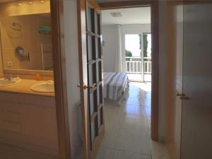 Ein Bett oder Betten in einem Zimmer der Unterkunft Urcatusa Llevant - Apartamento 6 pax con piscina g27034