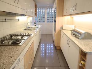 Küche/Küchenzeile in der Unterkunft Urcatusa Llevant - Apartamento 6 pax con piscina g27034