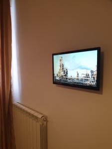 a flat screen tv hanging on a wall at Grazioso Appartamento Vacanze The Lighthouse in Paola