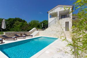 Bazén v ubytování Beautiful villa Irma with private pool near Rovinj nebo v jeho okolí