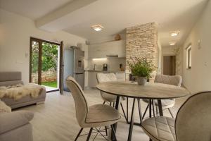 Kuchyň nebo kuchyňský kout v ubytování Beautiful villa Irma with private pool near Rovinj
