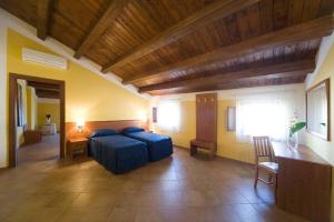 - une chambre avec un lit bleu dans l'établissement Hotel Palazzo Bruni, à Maierà