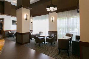 uma sala de espera com mesas e cadeiras num hospital em Hyatt Place Nashville Franklin Cool Springs em Franklin