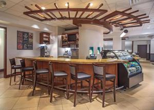 Ο χώρος του lounge ή του μπαρ στο Hyatt Place Cincinnati Blue Ash