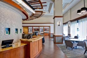 an office lobby with a bar and a dining area at Hyatt Place Memphis Wolfchase in Memphis