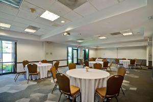 una sala de conferencias con mesas, sillas y mesa en Hyatt Place Baltimore/BWI Airport, en Linthicum