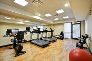 un gimnasio con cintas de correr y elípticas en una habitación en Hyatt Place Tampa Airport/Westshore, en Tampa
