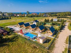 einen Luftblick auf ein Resort mit einem Pool in der Unterkunft TRZĘSAWISKO in Trzęsacz