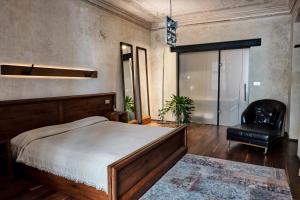 sypialnia z łóżkiem i czarnym krzesłem w obiekcie Hotel Stary w Krakowie