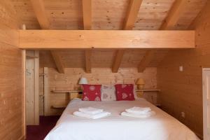 Een bed of bedden in een kamer bij Chalet Le Lapye