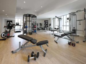 The fitness centre and/or fitness facilities at The Novotel Toronto Centre