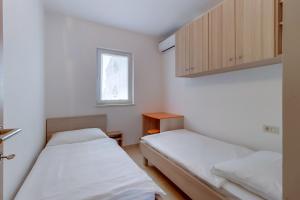 Un pat sau paturi într-o cameră la Apartments Pineta