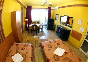 una vista aérea de una habitación con 2 camas y una mesa en COLORED HOUSE Apartments, en Sofía
