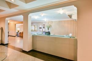 a lobby with a bar in a building at Plaza Inn Executive in Goiânia