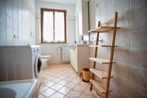 A bathroom at La Casa Dei Nonni Még 37 kép