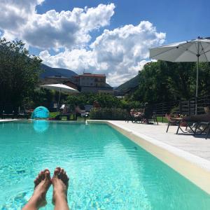 una persona en el borde de una piscina en Villa Costantina with heated POOL, en Cannobio