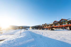 een met sneeuw bedekte straat voor een skilodge bij Skarslia Apartment in Skarsgård