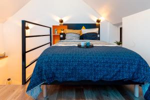 En eller flere senger på et rom på Suite SPAtio - Jacuzzi Privé - 20min Disneyland PARIS
