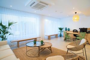 een woonkamer met een bank en een tafel en stoelen bij Hotel Seasun Aniram in Playa de Palma