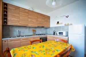 A kitchen or kitchenette at La Casa Dei Nonni