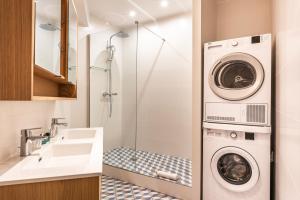 een badkamer met een wasmachine en een wastafel bij Design & New Loft in heart of Paris in Parijs