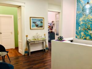 サレルノにあるRarityArt GuestHouseのテーブルと壁に絵が掛かっている部屋