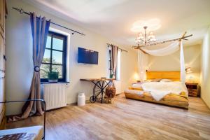 Postel nebo postele na pokoji v ubytování Resort Mlýn Černovice