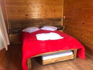 Uma cama ou camas num quarto em Pousada Santa Terezinha