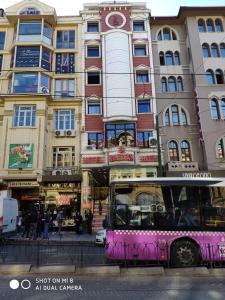 イスタンブールにあるHotel Bazaarの建物前に停車するピンクバス