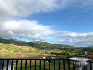a balcony with a view of a valley and mountains at บ้านที่รัก เขาค้อ Baan Te Rak in Phetchabun