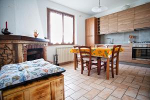 A kitchen or kitchenette at La Casa Dei Nonni