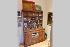 um quarto com um armário de madeira num quarto em Woodburn Terrace, Morningside, Edinburgh em Edimburgo