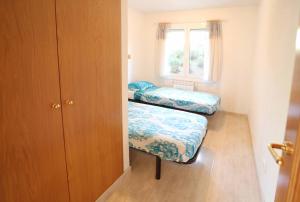 Ein Bett oder Betten in einem Zimmer der Unterkunft Urcatusa Llevant - Apartamento 6 pax con piscina g27034