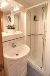 Ein Badezimmer in der Unterkunft Urcatusa Llevant - Apartamento 6 pax con piscina g27034