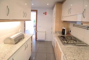 Küche/Küchenzeile in der Unterkunft Urcatusa Llevant - Apartamento 6 pax con piscina g27034
