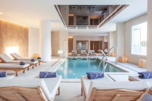 Bazén v ubytovaní Grupotel Picafort Beach alebo v jeho blízkosti