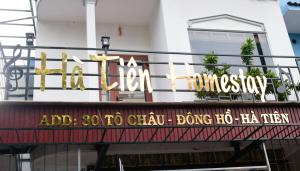 ein Schild für ein chinesisches Restaurant in einem Gebäude in der Unterkunft Hà Tiên Homestay in Hà Tiên