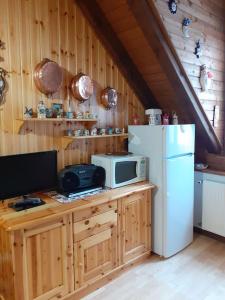 cocina con nevera blanca y microondas en Accogliente e confortevole appartamento a Tarvisio, en Tarvisio