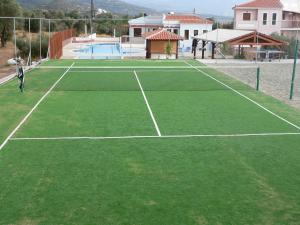 Tenis alebo squash v ubytovaní Kyma Hotel alebo jeho okolí