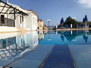 Bazén v ubytovaní Kyma Hotel alebo v jeho blízkosti