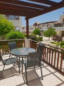 d'une terrasse avec une table et des chaises sur un balcon. dans l'établissement Ground floor One Bedroom Apartment, Vanessa Complex, à Peyia